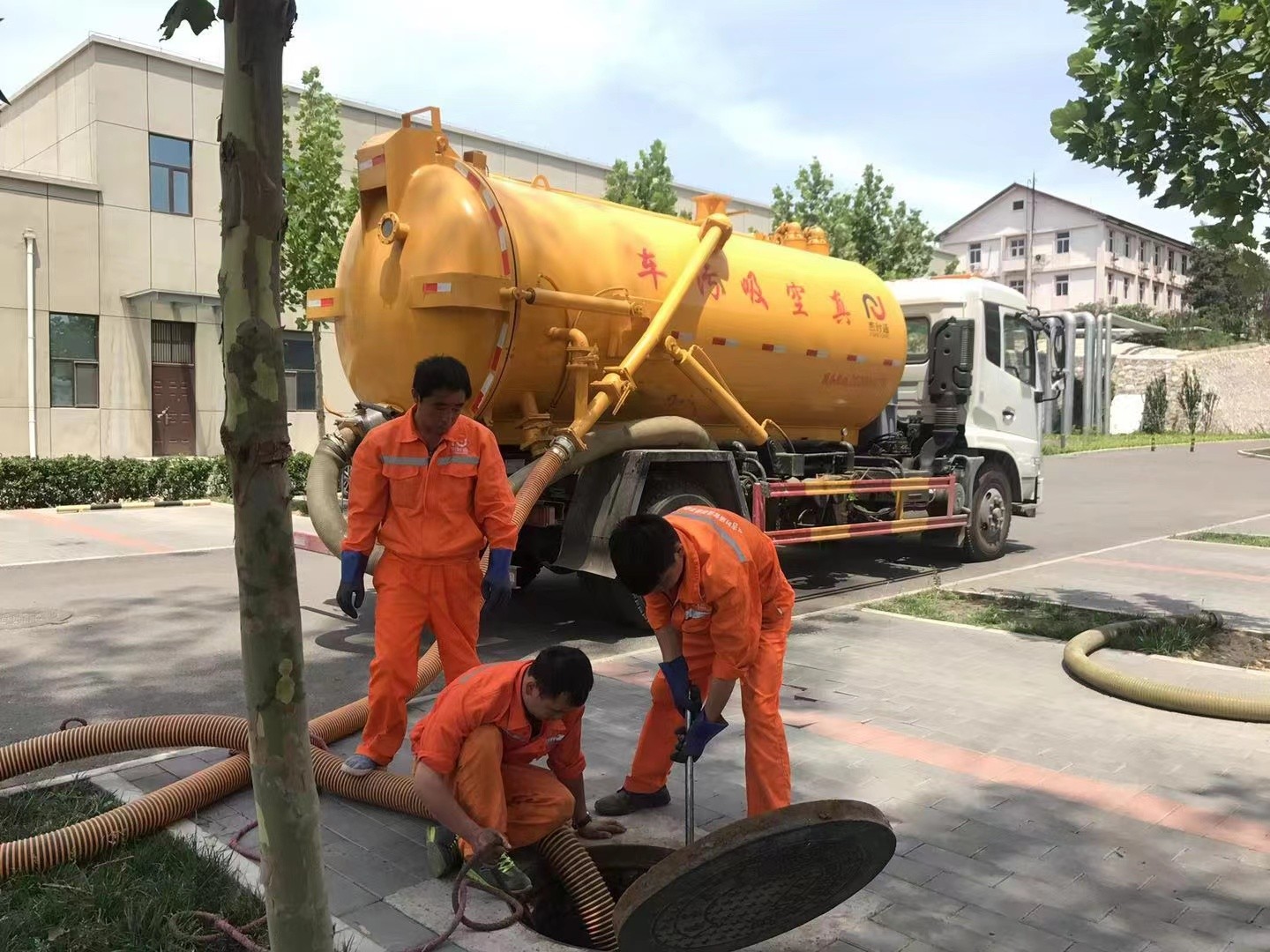 兴隆管道疏通车停在窨井附近