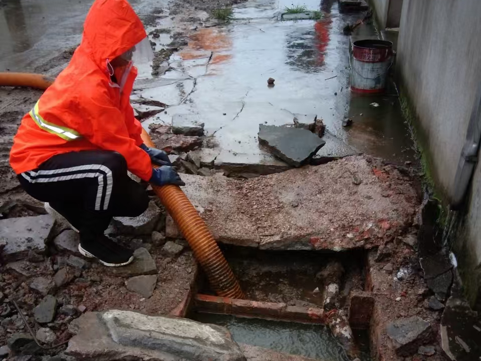 兴隆专业清理污水池 炜誉市政以规范流程守护城市 “肠道”