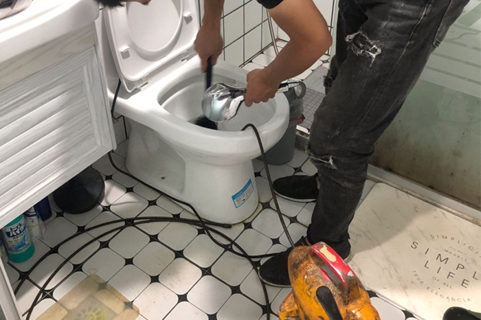 兴隆马桶堵塞自己疏通还是找师傅?专业上门服务让你省时更省心